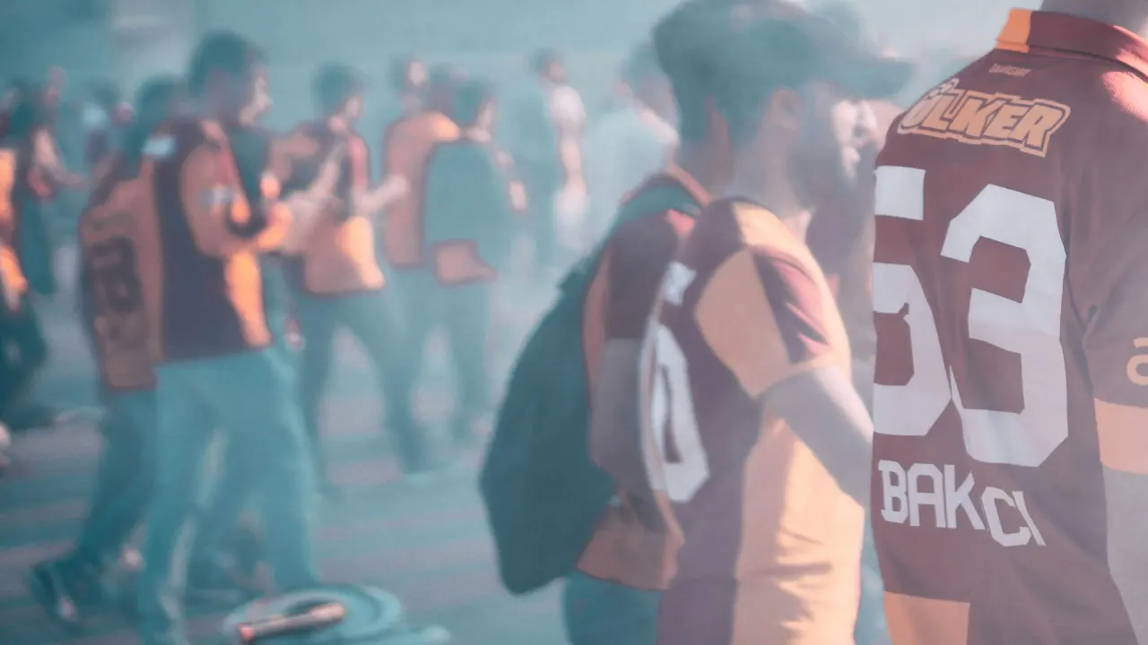 Galatasaray'ın şampiyonluğunda Berlin yıkıldı, çıkan olaylarda 33 polis yaralandı