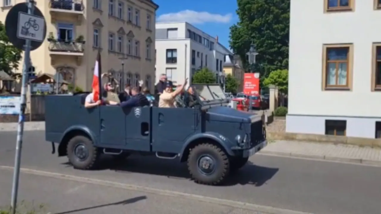Dresden'de askeri araçla gezip Hitler selamı veren adama 2500 Euro para cezası