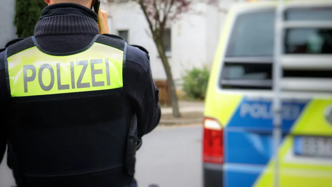 Aşağı Saksonya'da aşırı sağcı polislerin evlerine polis operasyonu