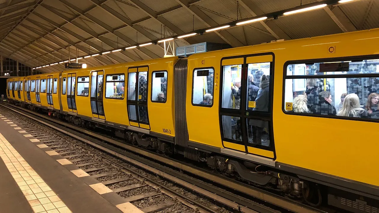 Berlin'de tren istasyonunda bir adam bir kadının yüzünde sigara söndürdü