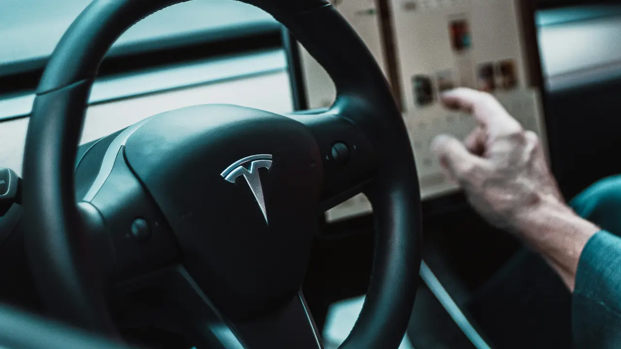 Tesla çöküşte: Avrupa'daki satışlar yarı yarıya düştü