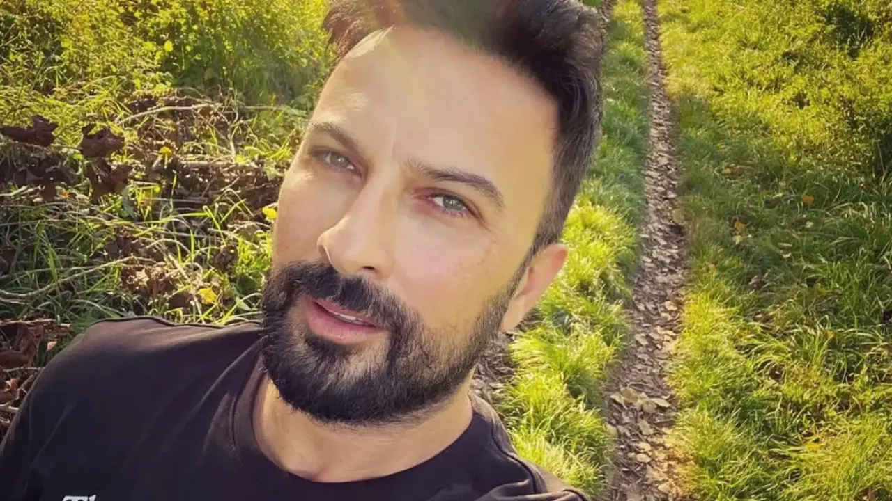 Berlin'de konser veren Tarkan, annesinin en sevdiği parçayı söyleyince gözyaşlarını tutamadı
