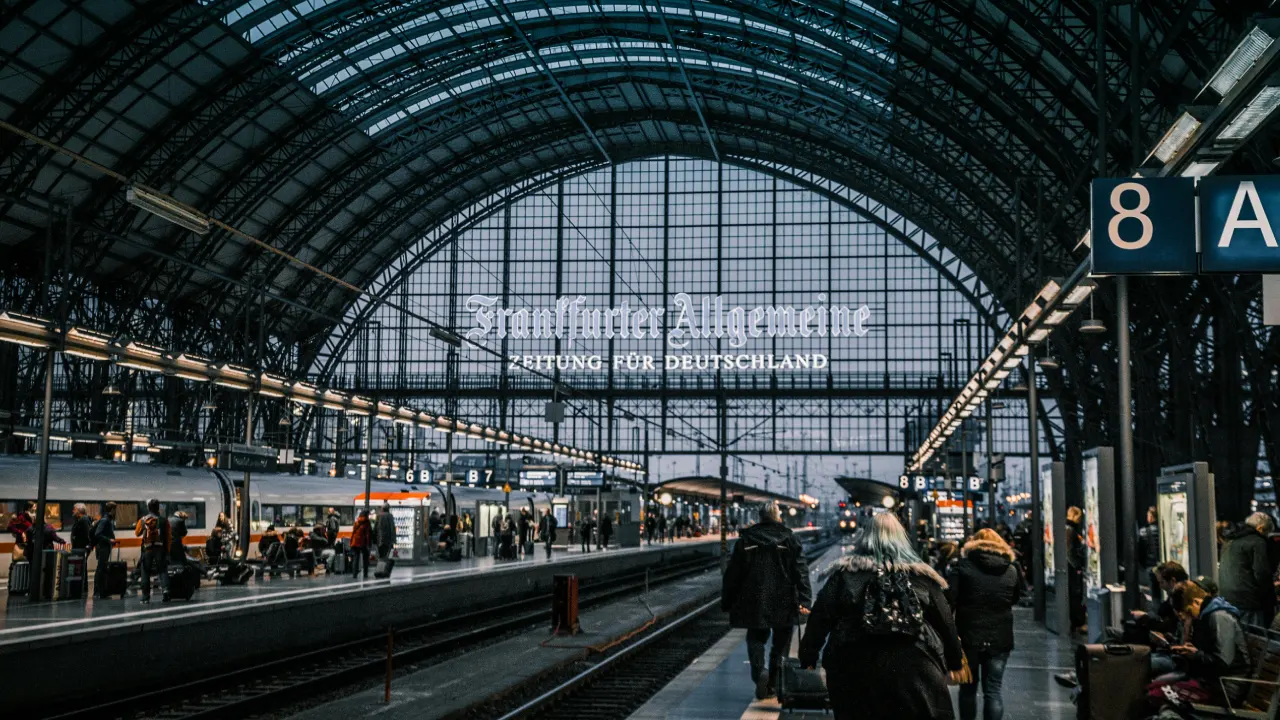 Frankfurt'ta tren istasyonunda bıçaklı saldırı: 10 kişi kayıplara karıştı