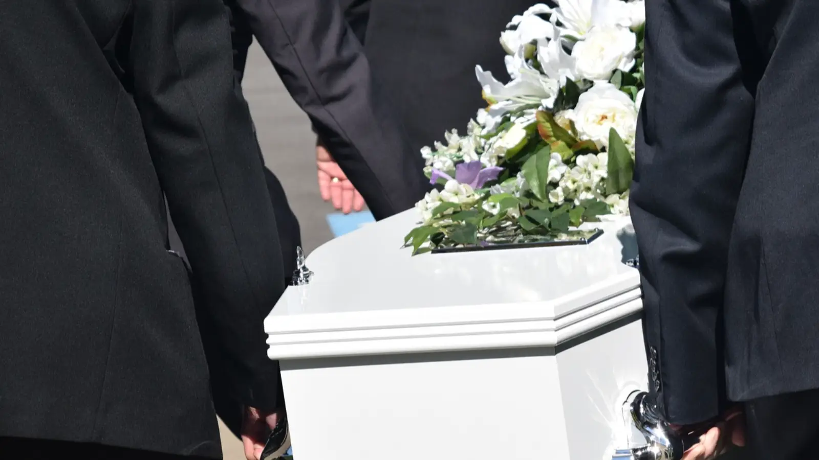 Kadın yanlışlıkla ölü ilan edildi, tabutta gözlerini açtı