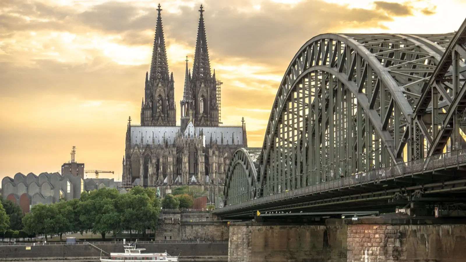 Köln'de savaş sonrası en büyük tahliye başladı