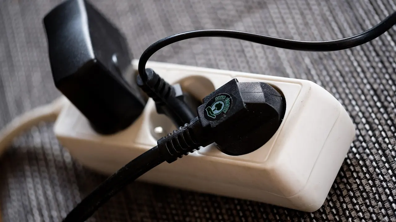 Boşta duran şarj cihazları bile elektrik harcıyor: Fişten çekmeyi unutmayın