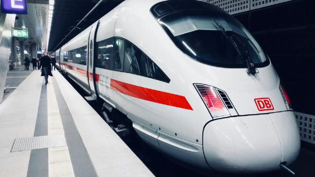 Almanya'da 300 km hızla giden ICE treni bir ata çarptı