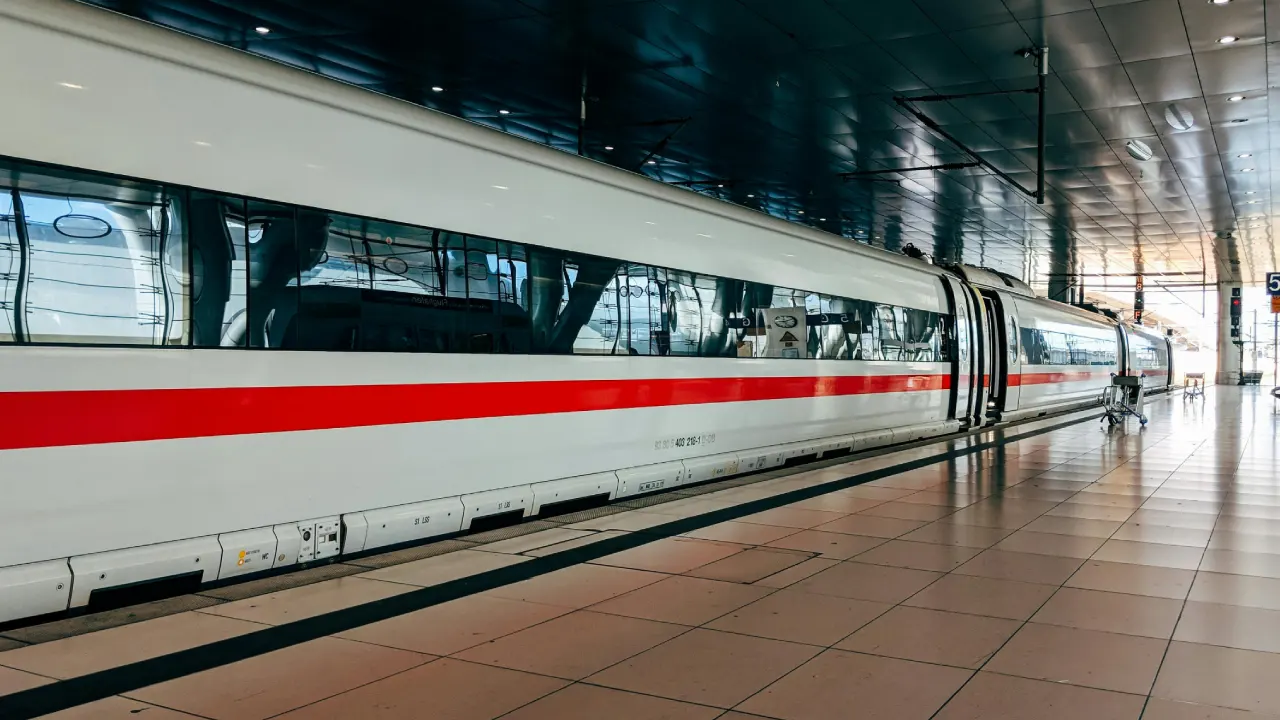 Deutsche Bahn ICE treninde şaşkınlık veren olay: Yolcuların hepsini indirdiler!