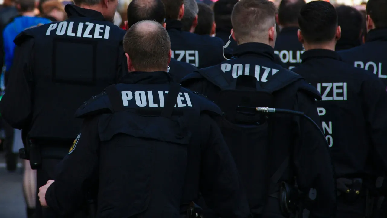 Berlin'de 2 çocuğun futbol tartışmasına aileler girdi, 100 kişi kavga etti