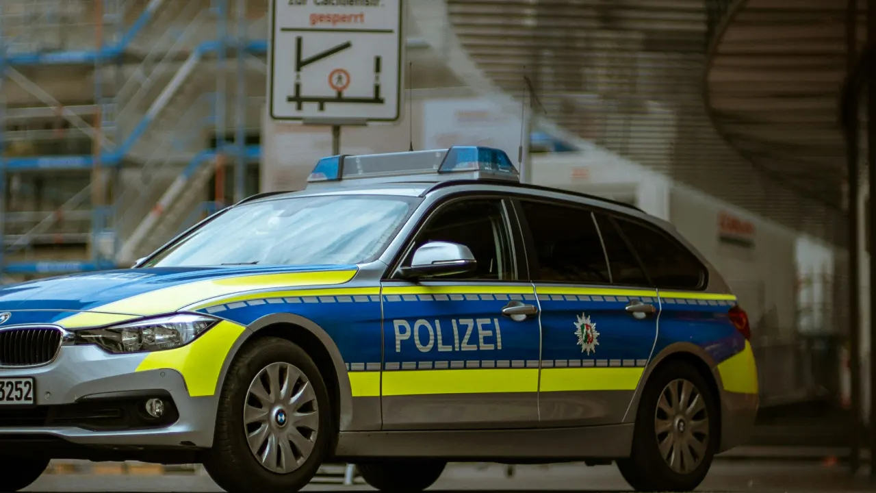 Almanya'da inanılmaz olay: Kaçan hırsız 2 polis aracı çaldı