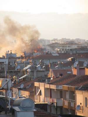 Karşıyaka'da korkutan çatı yangını