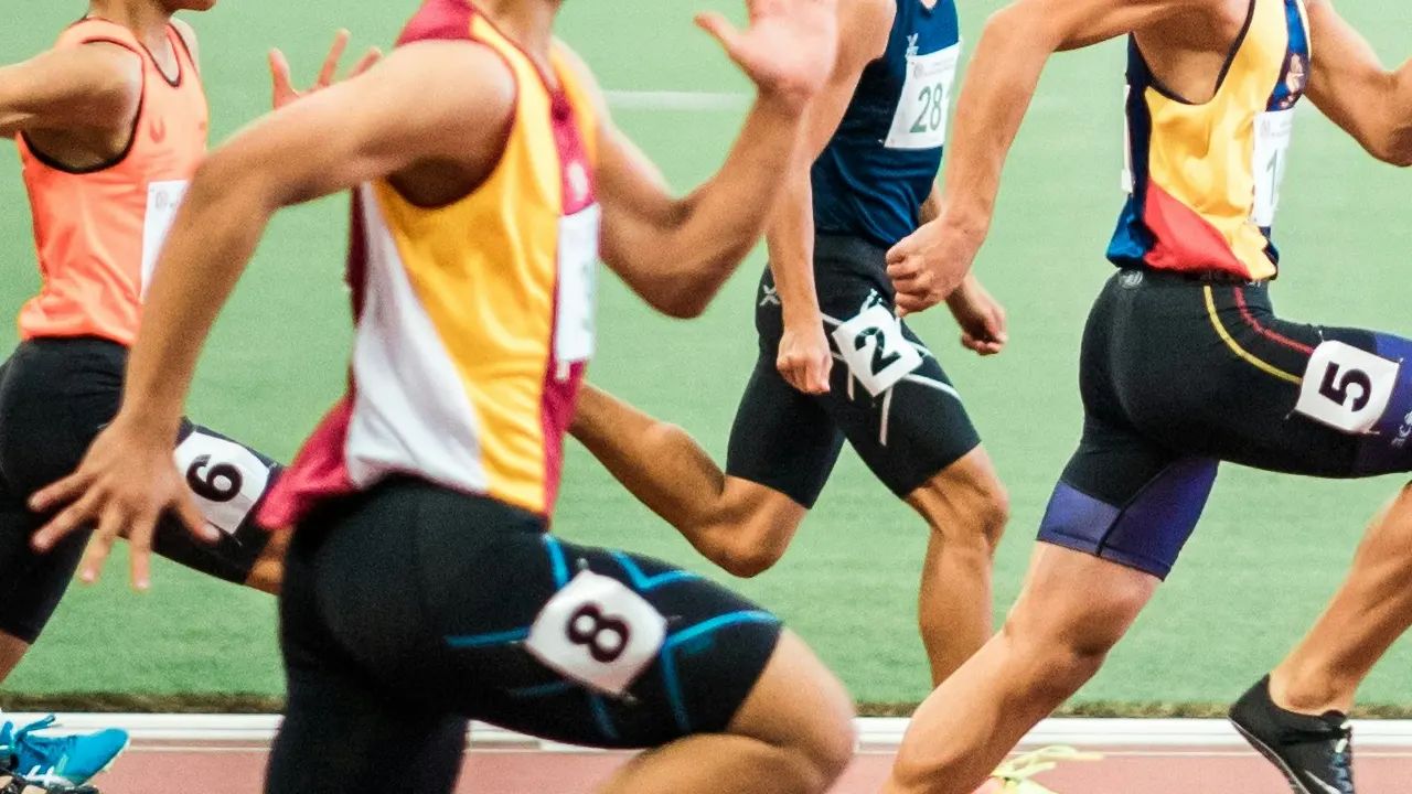 Hamburg'da maraton koşusunda 2 kişi yere yığıldı