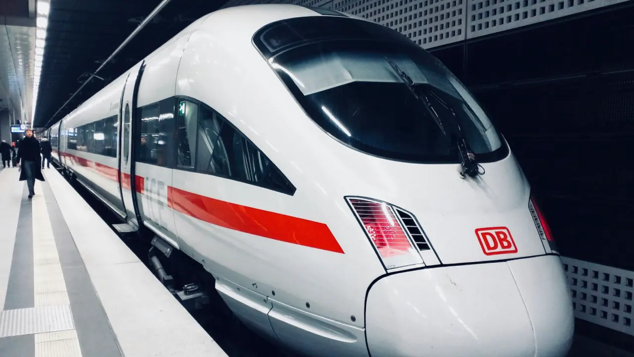 Yaralılar var... 500 yolcusu olan ICE treninde baltalı saldırı!