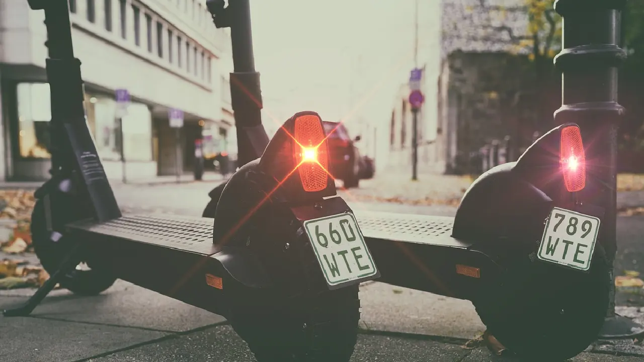 Frankfurt'ta araçla çarpışan e-scooter'daki 2 kişi hayatını kaybetti