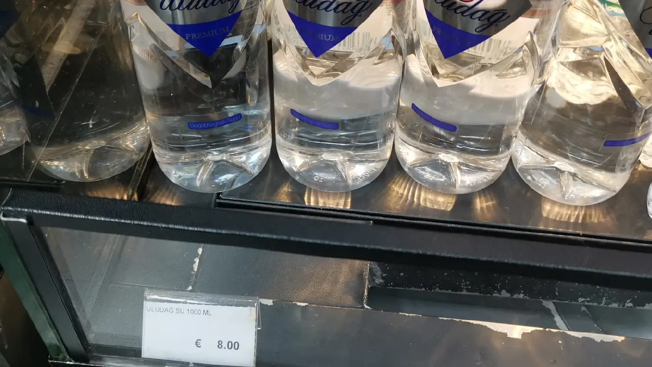 Yok artık daha neler... Sabiha Gökçen'de 1 suyun fiyatı 8 Euro