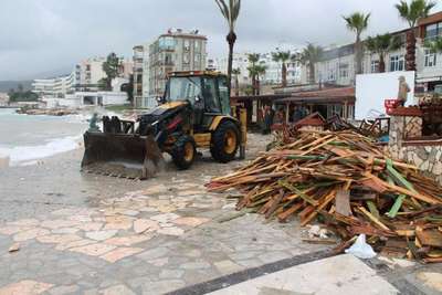 Mersin'i lodos, kar ve dolu vurdu