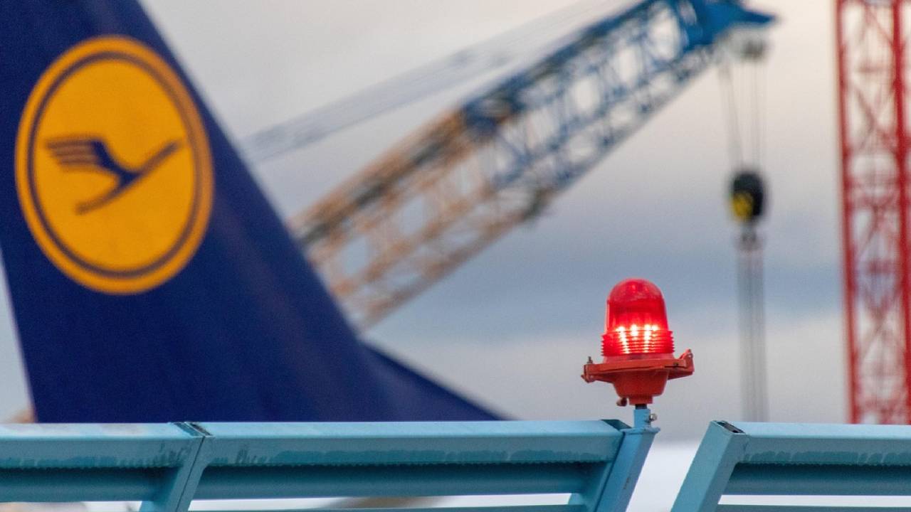 Lufthansa uçağında "bilinmeyen koku" Frankfurt'a geri döndürdü