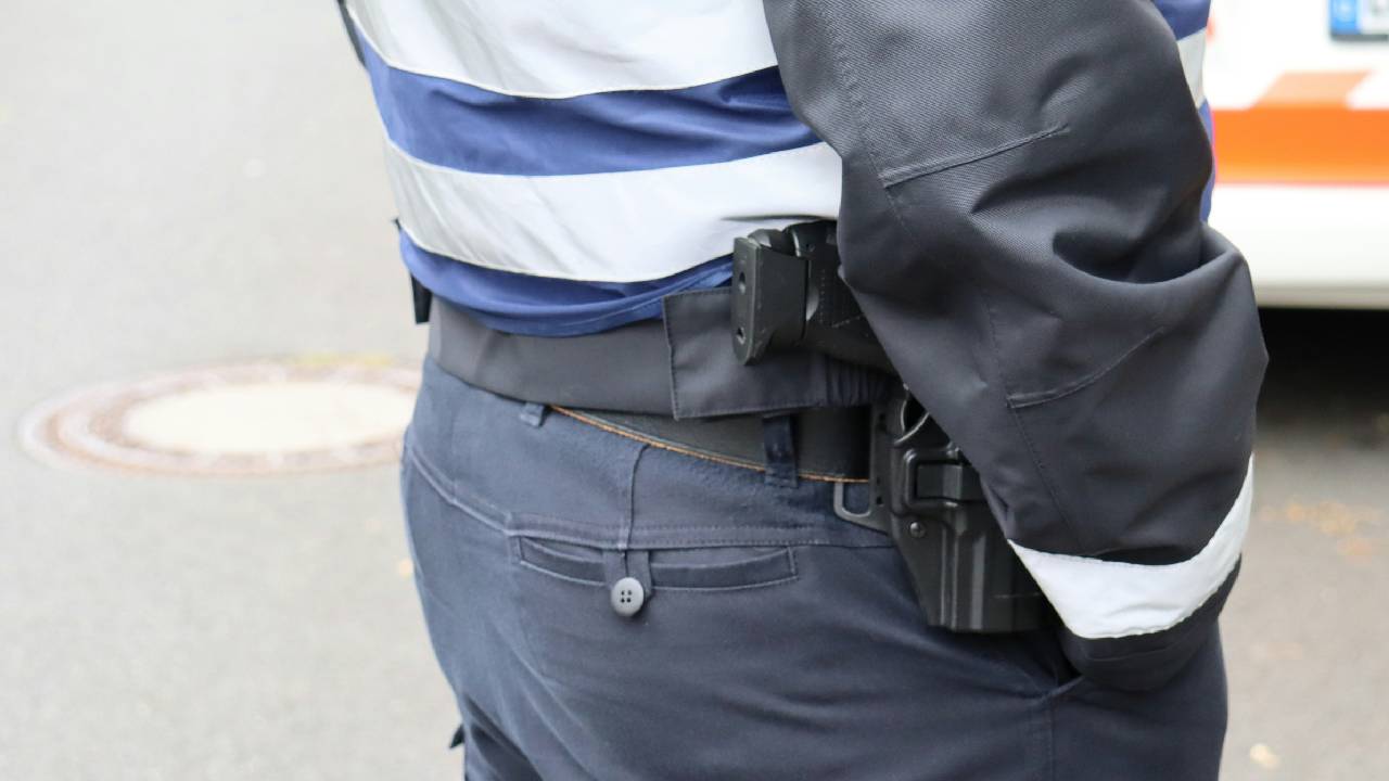 Bremen'de iki kişi "sivil polisiz" diyerek bir genci dövüp soydu