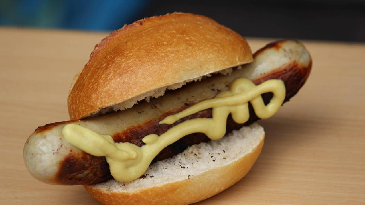 Almanya'da "Bratwurst" fiyatını pahalı bulan bir genç polisi aradı
