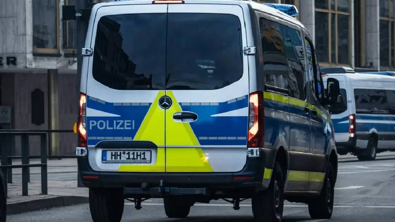 Düsseldorf'ta kiosk baskını: Silah, çalıntı bisiklet, ilaçlar bulundu