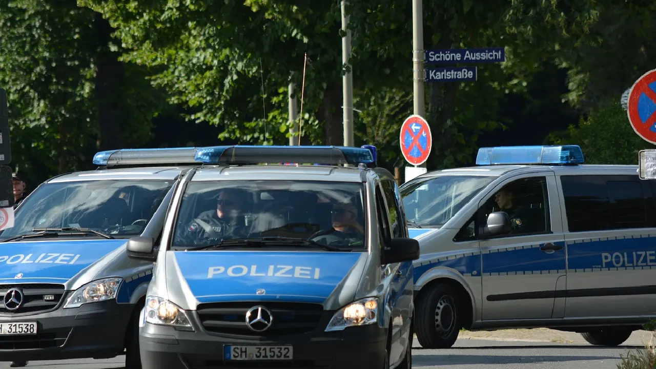 SPD’li genç siyasetçinin evini polis bastı, yargıdan sert yanıt geldi
