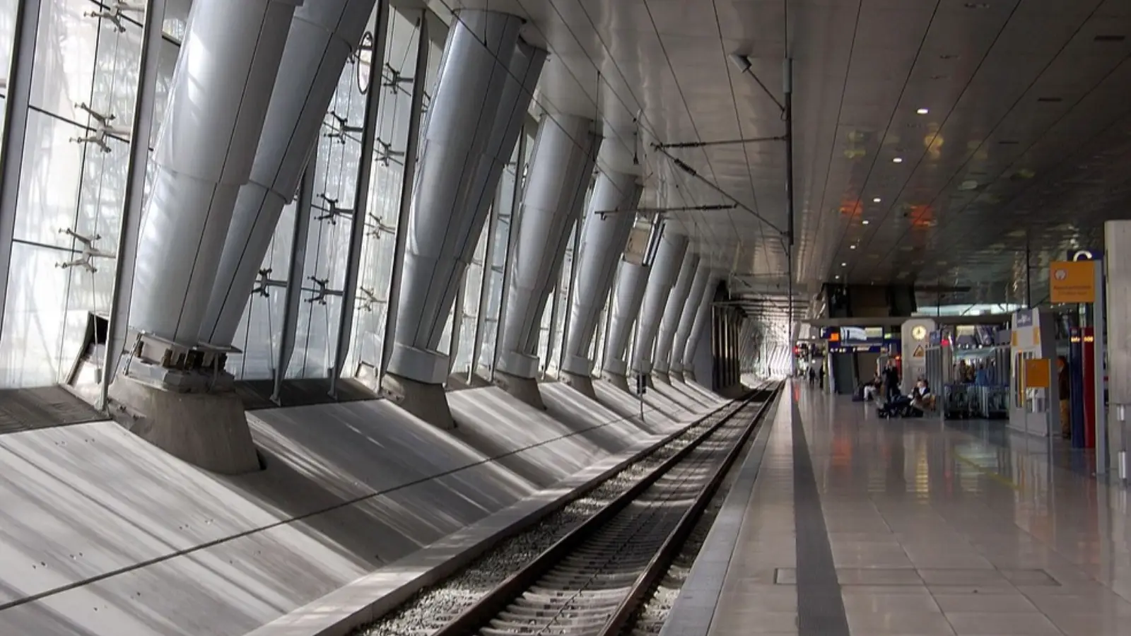 Frankfurt Havalimanı’nda savaş bombası: A5 otobanı gece kapatılacak
