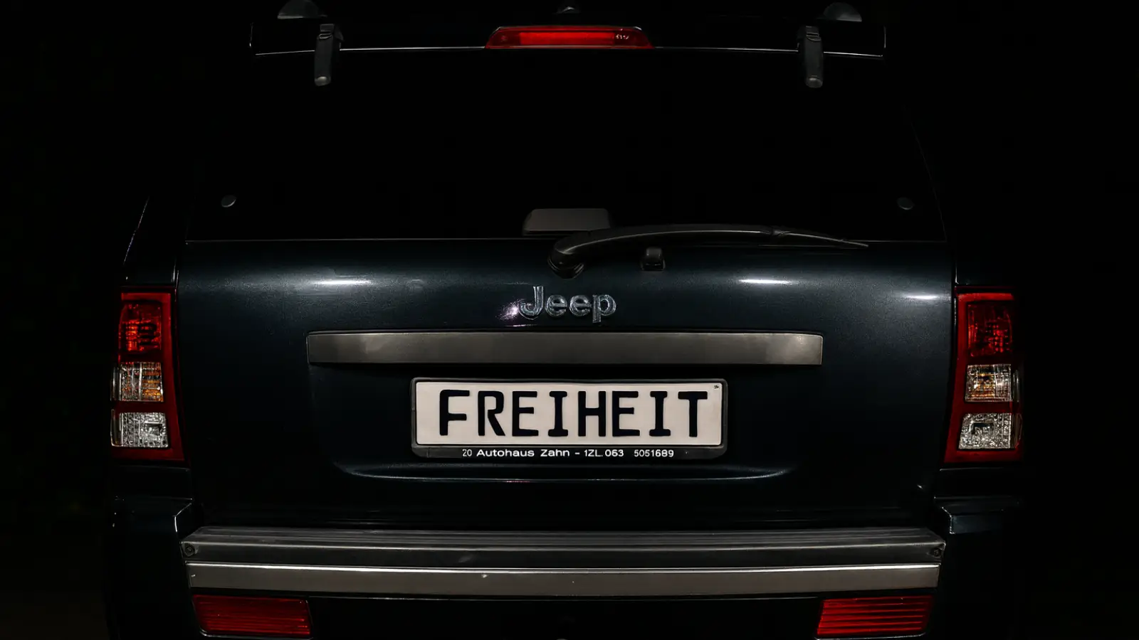 Ehliyetsiz ve esrarlı sürücü sahte "Freiheit" plakası ile yakalandı