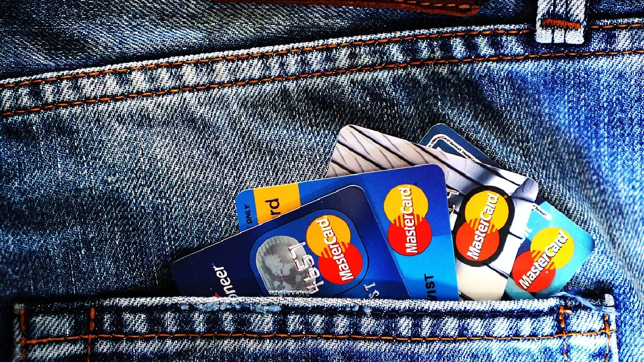 Eski banka kartını çöpe atanı 500 Euro ceza bekliyor