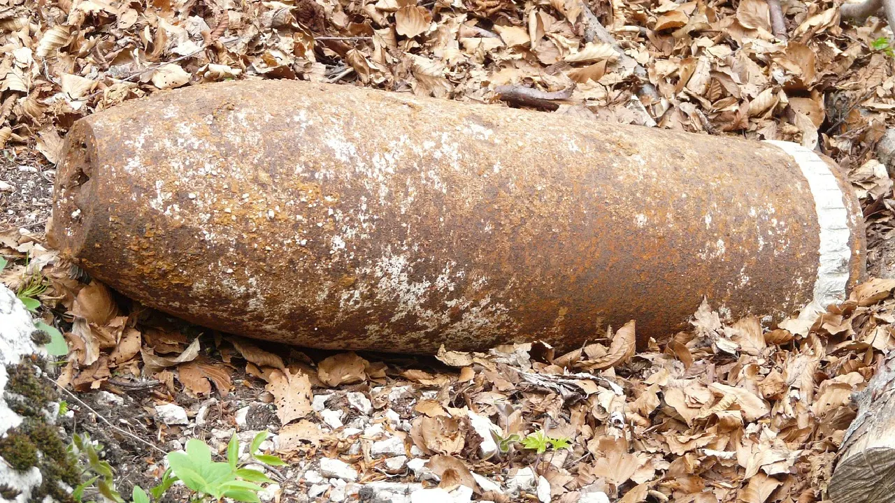 Berlin'de peş peşe bombalar bulundu, on binlerce kişi evlerini terk etti
