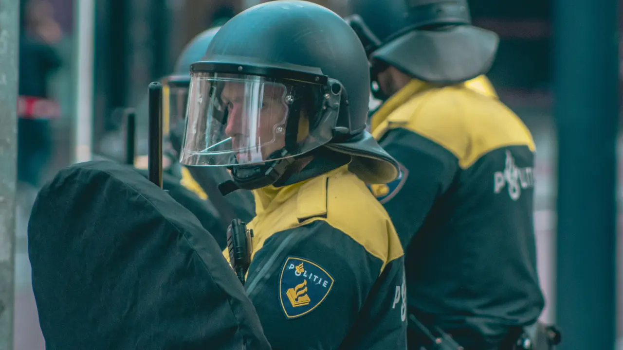 Hollanda'da göçmen karşıtı aşırı sağcılar, polis aracını yaktı