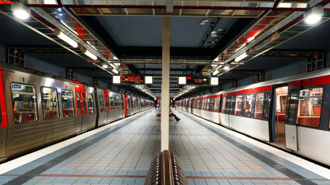 Hamburg'da trende iki sarhoş, evli çifte saldırdı