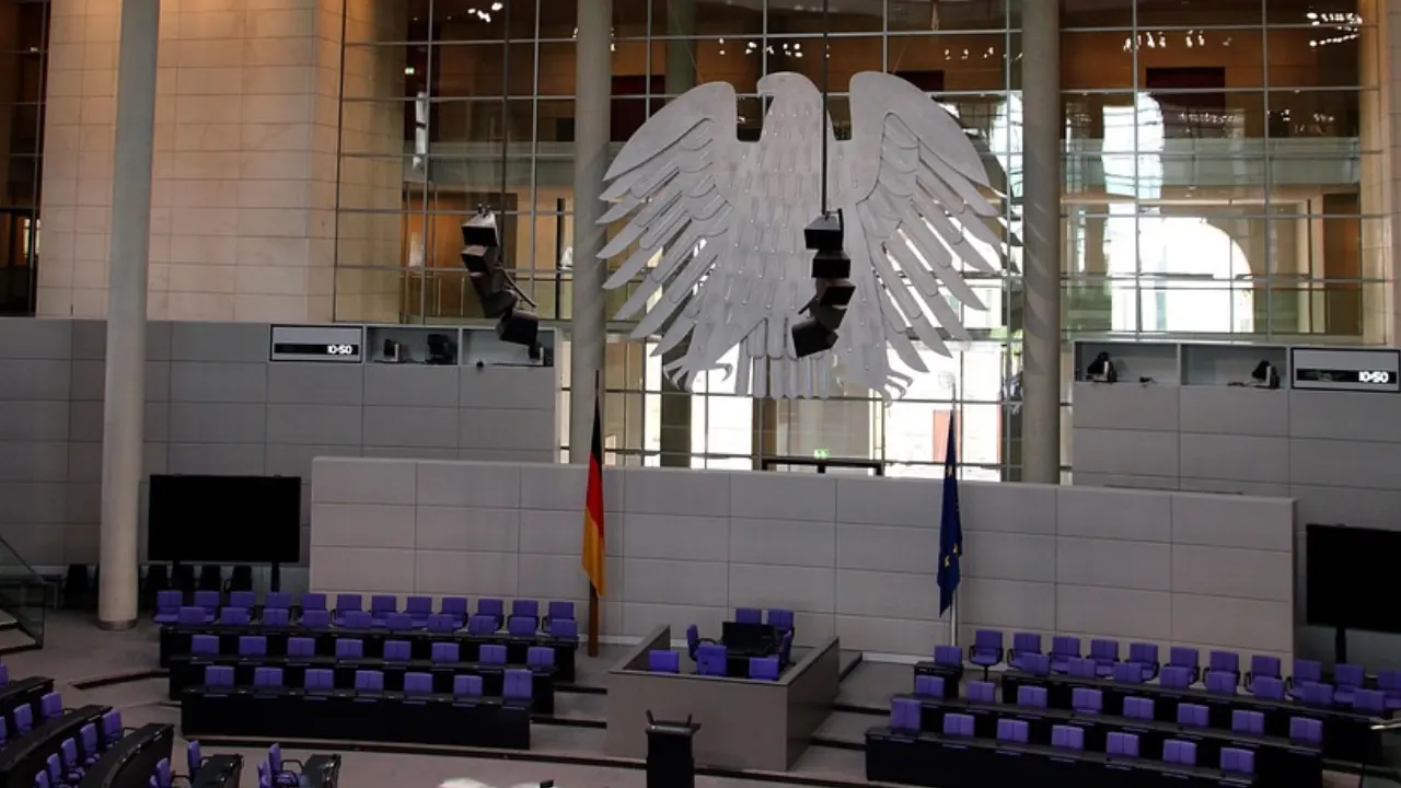 Alman Federal Meclisi’nde Filistin bayrağı açıldı