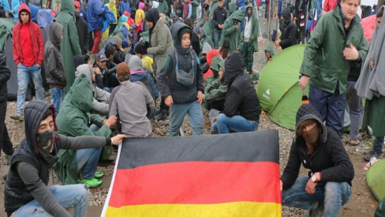 Mültecilerden çağrı: Merkel bizi kurtar