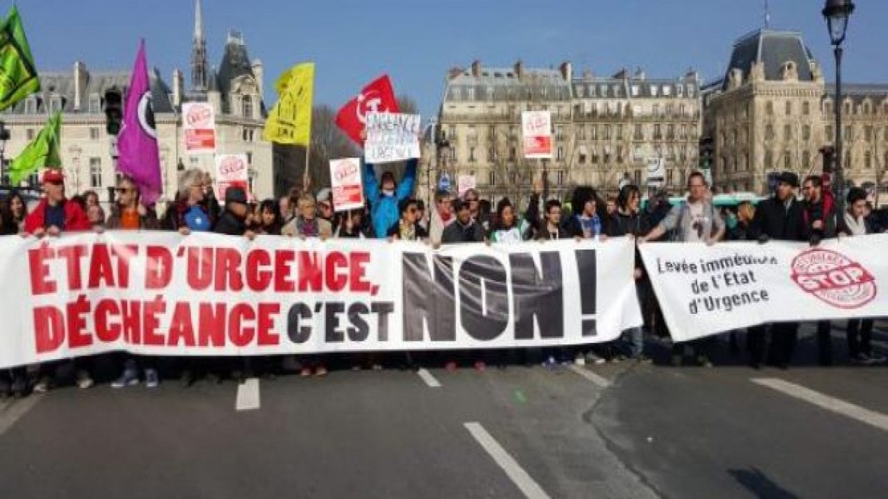 Paris'te 'OHAL'i acilen durdurun eylemi