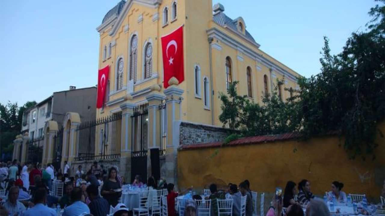 Musevilerden sokak iftarı