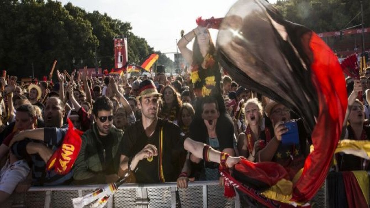Alman taraftarlar Berlin'e akın etti
