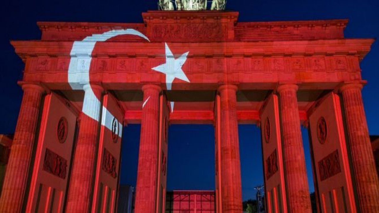 Berlin Türk bayrağı renklerine büründü