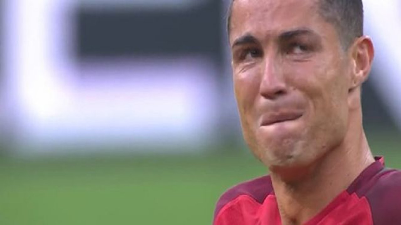 Ronaldo gözyaşları içinde sahayı terk etti