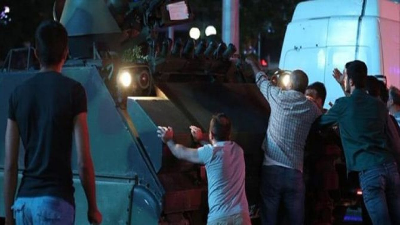 Vatandaşlar darbeye karşı sokakta