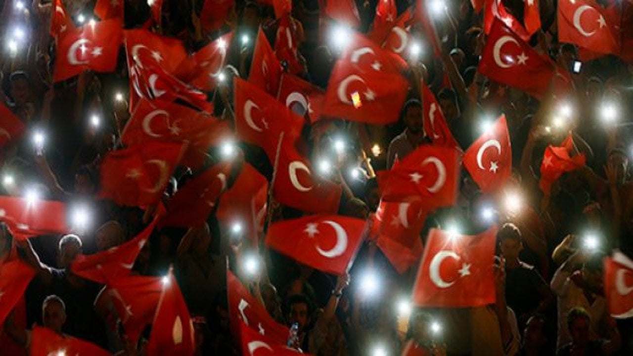Vatandaşlar demokrasi nöbetinde