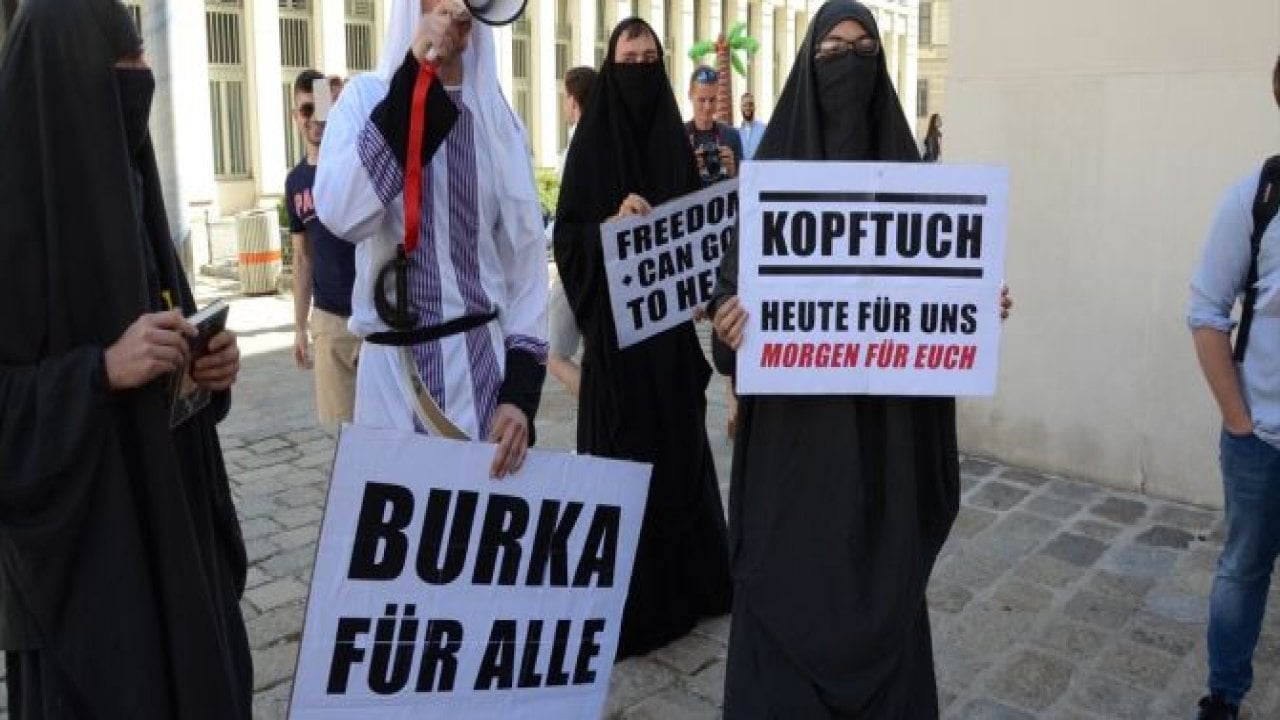 Avusturya'da aşırı sağcılardan çarşaflı protesto