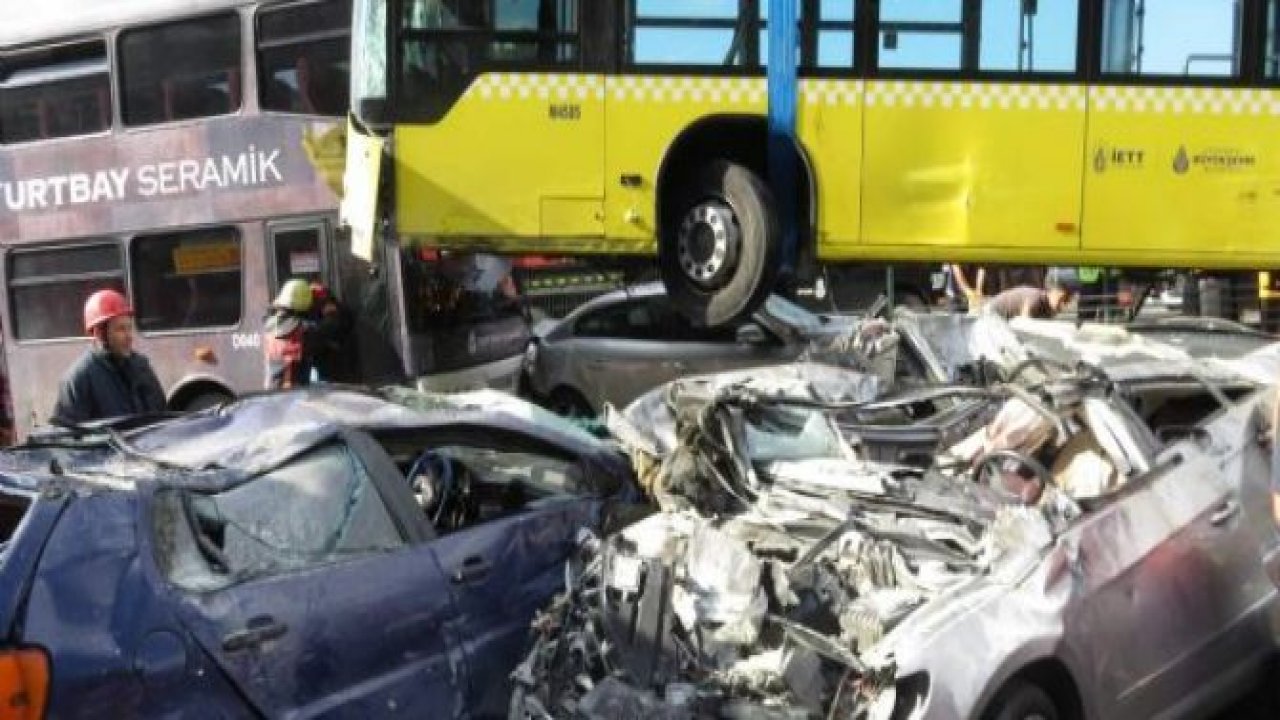 Acıbadem'de metrobüs yoldan çıktı: 11 yaralı