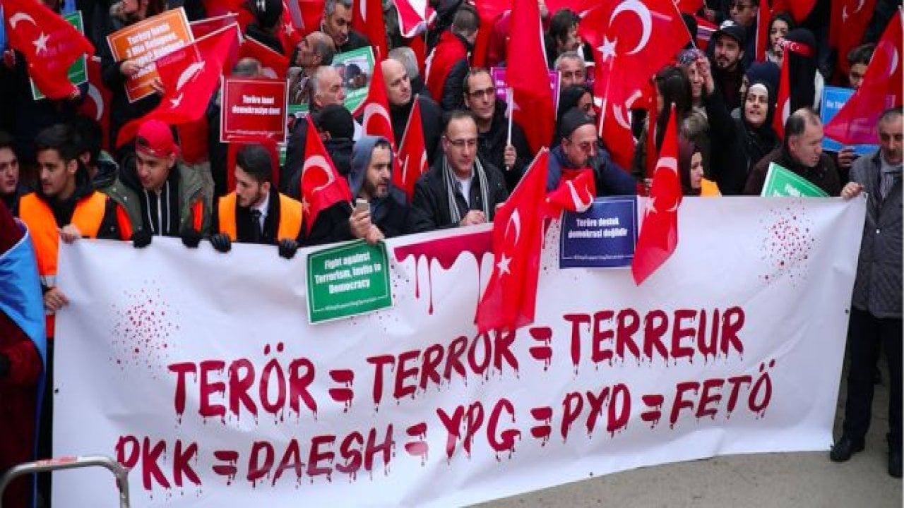Avrupa'daki Türkler meydanlara indi