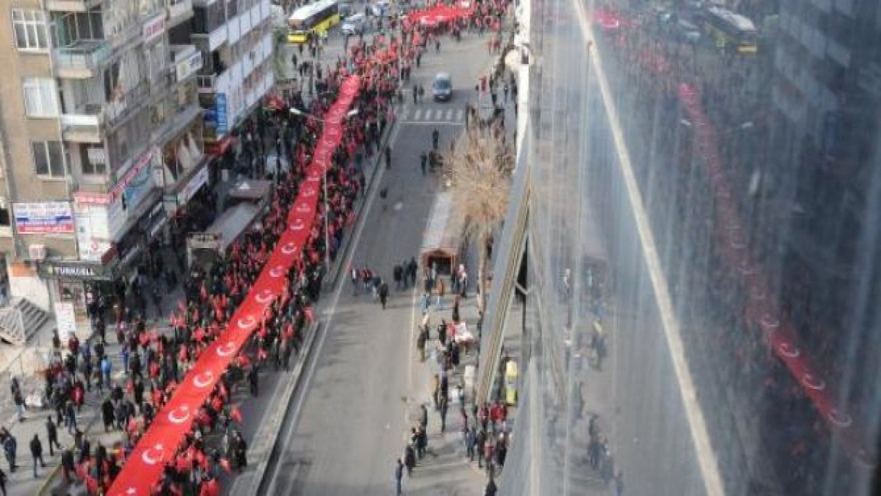 Diyarbakır'da binlerce kişi terörü lanetledi