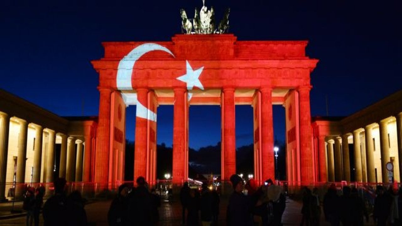 Brandenburg Kapısı kırmızı beyaza büründü