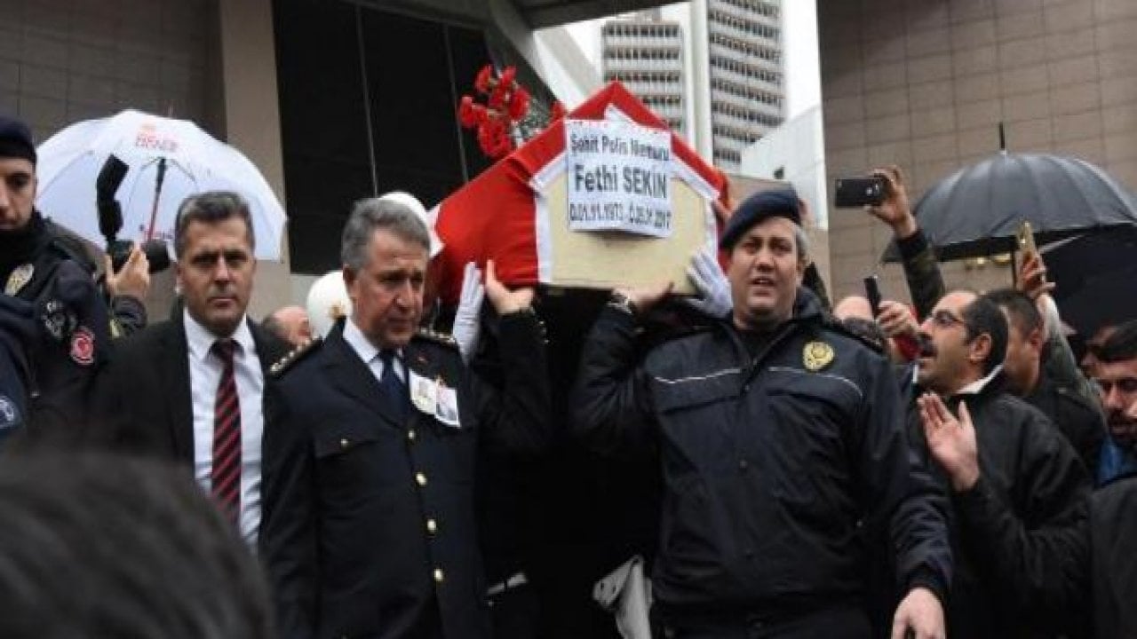 İzmir şehitlerine ağlıyor