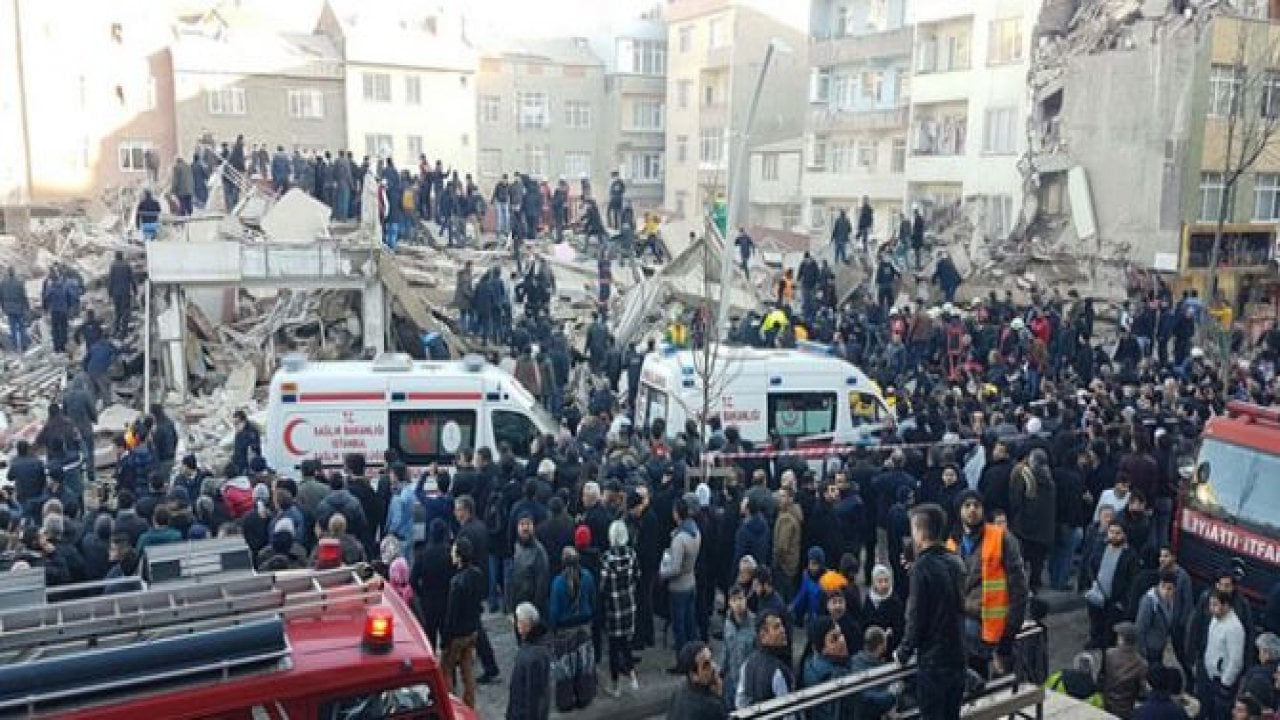 Zeytinburnu'nda bina çöktü: 2 ölü, 17 yaralı