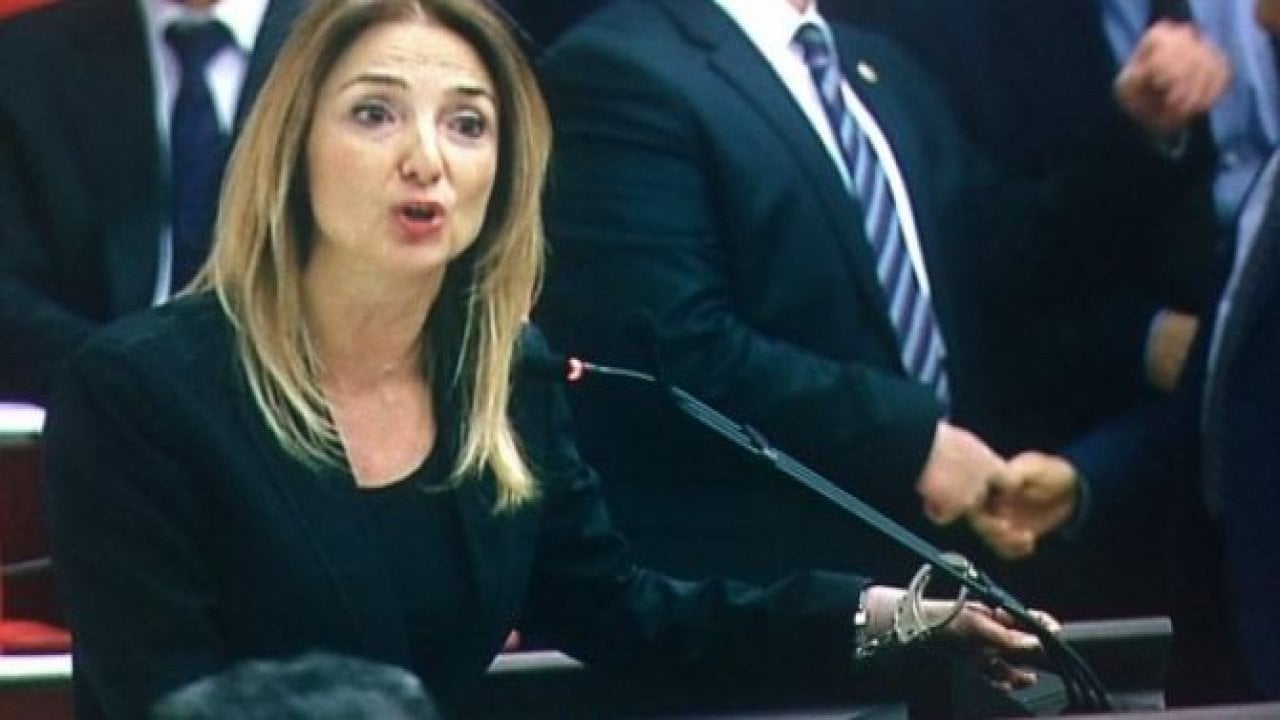Aylin Nazlıaka kendini kürsüye kelepçeledi