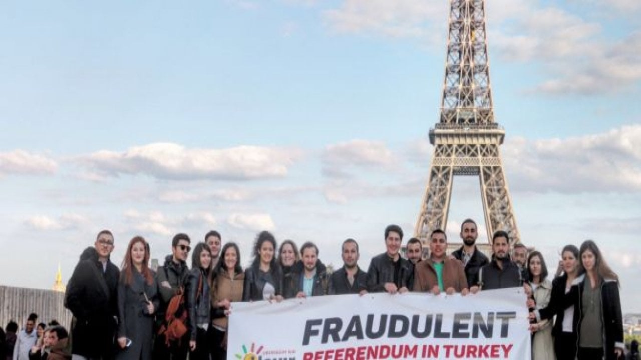 CHP'li gençlerden Paris'te referandum protestosu