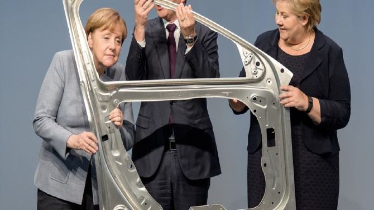 Merkel, otomobil fabrikasını sevdi